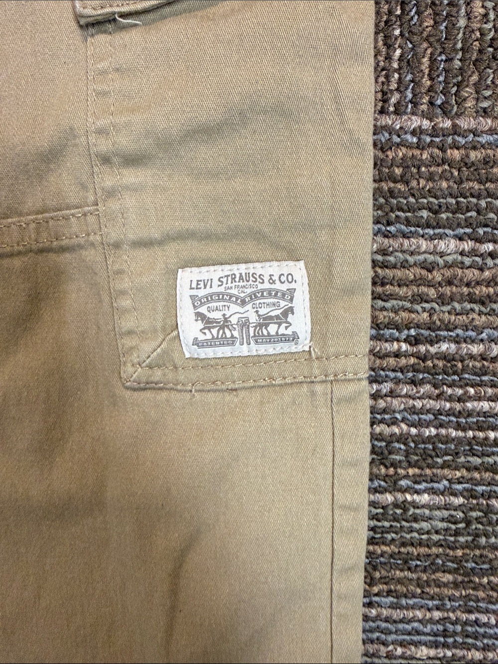 Levi's Tan Khaki Cargo Jogger Pants with Logo Patch - Picture 2 of 4